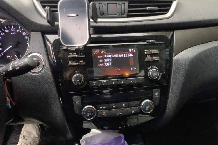 Used Nissan X-Trail 2015 2.0L CVT Comfort MAX Edition 2WD Audio And AC Panel