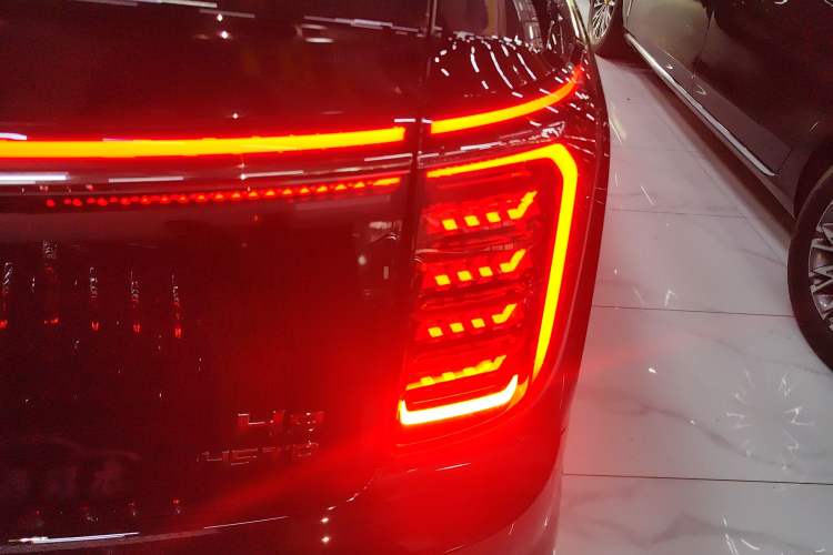 Used Hongqi H9 2025 2.0T Two-Wheel-Drive Flagship Private Enjoyment Style 5 Seats
