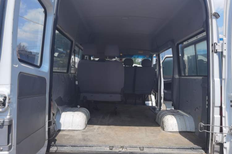 Used Iveco Daily 2017 2.5T A35 Passenger Van 5-7 Seats Model 47Z5 Trunk