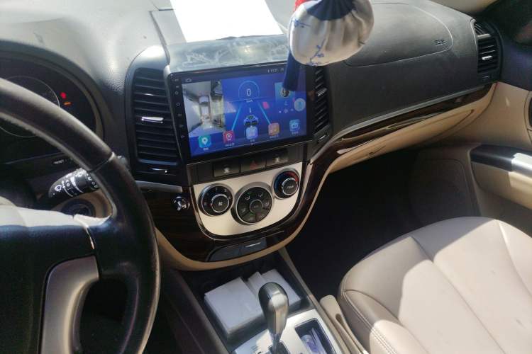 Used Hyundai Santa Fe Classic 2011 2.4 Comfort Edition 7-Seater Two-Wheel Drive Audio And AC Panel