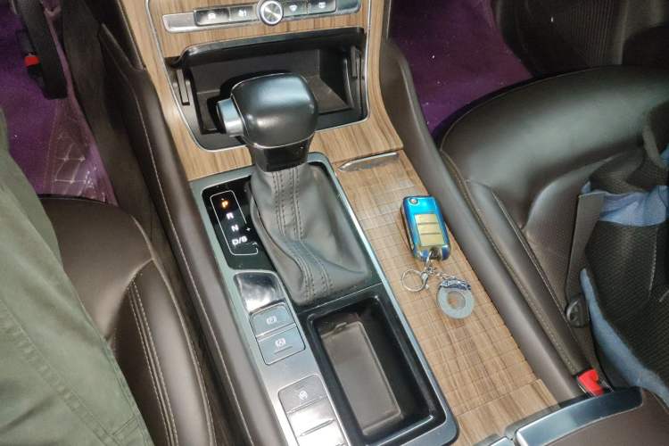 Used Roewe RX8 2018 30T Smart Connectivity Two-Wheel Drive Flagship Edition
