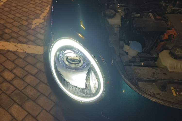 Used ORA Good Cat 2022 Morandi Edition 400km Standard Range Luxury Version Lithium Iron Phosphate Right Front Headlight