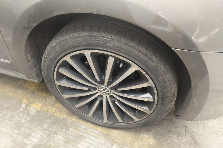Used Volkswagen Passat 2014 1.8TSI DSG Prestige Navigation Edition Right Front Wheel Hub