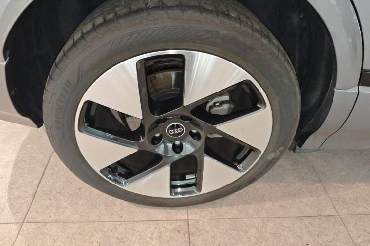 Used Audi Q6L e-tron 2026 First Launch Navigation Edition Right Rear Wheel Hub