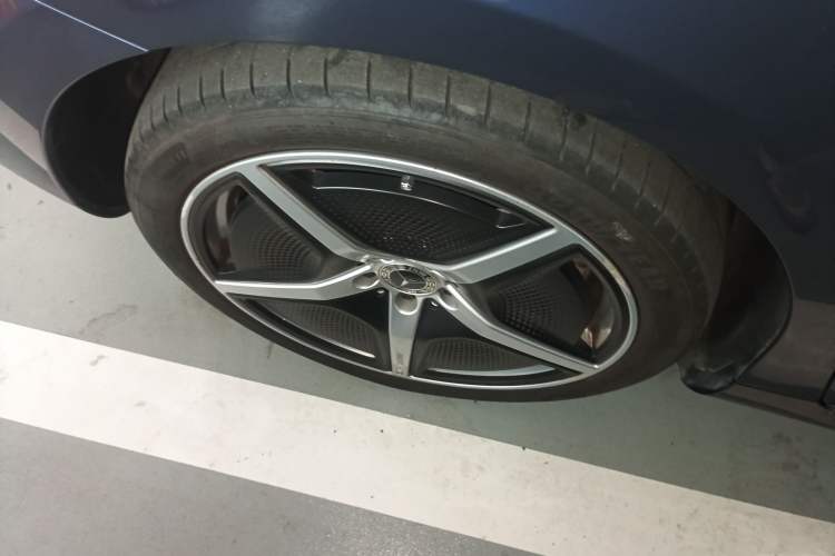 Used Mercedes-Benz EQE 2022 350 First Edition Special Version Right Rear Wheel Hub