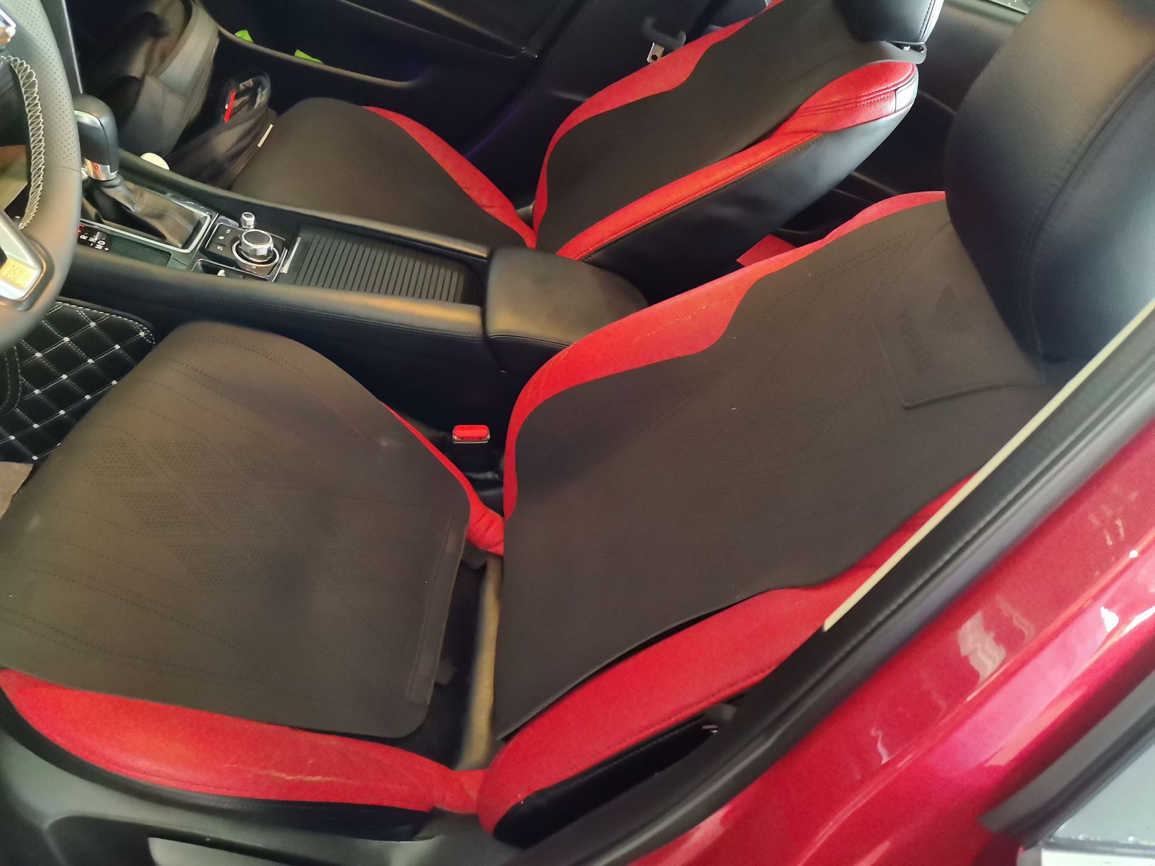 المقاعد الأمامية داخل السيارة