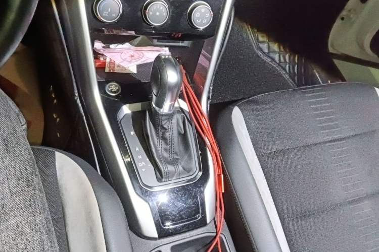 Used Volkswagen T-ROC 2019 230TSI DSG Two-Wheel-Drive Advanced Version China VI Standard
