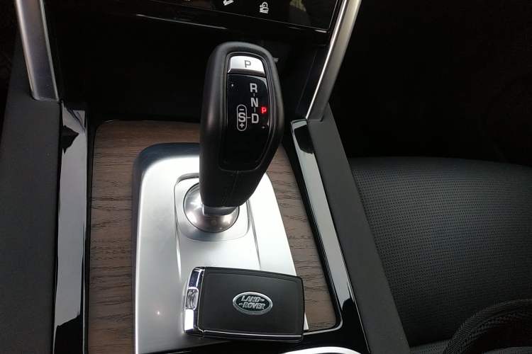 Used Land Rover Discovery Sport 2021 249 PS R-Dynamic S Performance Edition Gear Lever