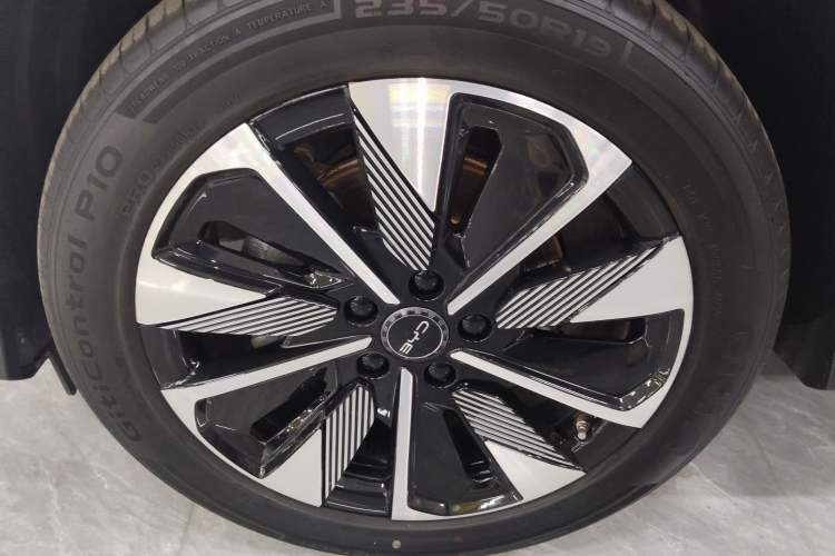 Used BYD Song PLUS New Energy 2025 DM-i 112KM Prestige Model Left Front Wheel Hub