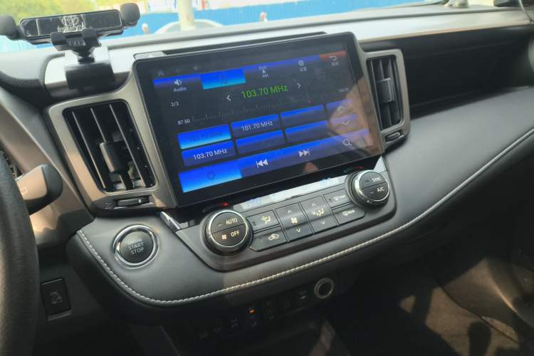 Used Toyota RAV4 2018 2.5L Automatic 4x4 Elite i Edition Audio And AC Panel