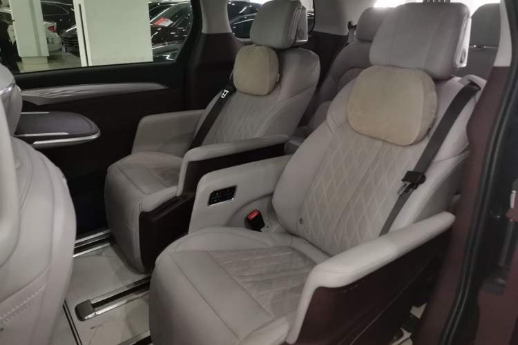 Used Buick GL8 2022 Avenir Aivia Six-Seat Deluxe Edition Left Rear Seat