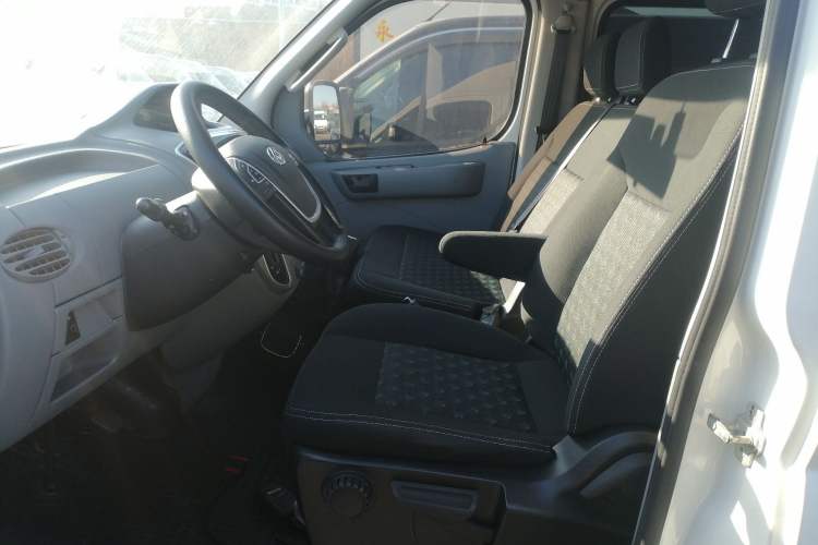 Used SAIC MAXUS Xintu V80 2019 2.5T Classic Model AMT Aoyuntong Long Wheelbase High-Roof 7-Seater