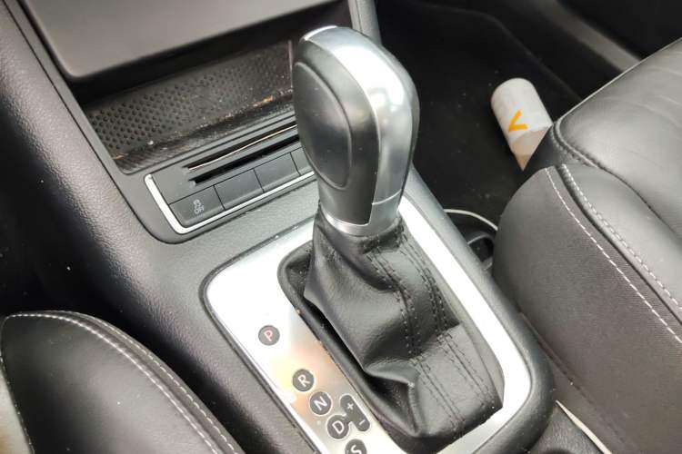 Used Volkswagen Tiguan 2017 300TSI Automatic Two-Wheel Drive Silk Road Comfort Edition Gear Lever