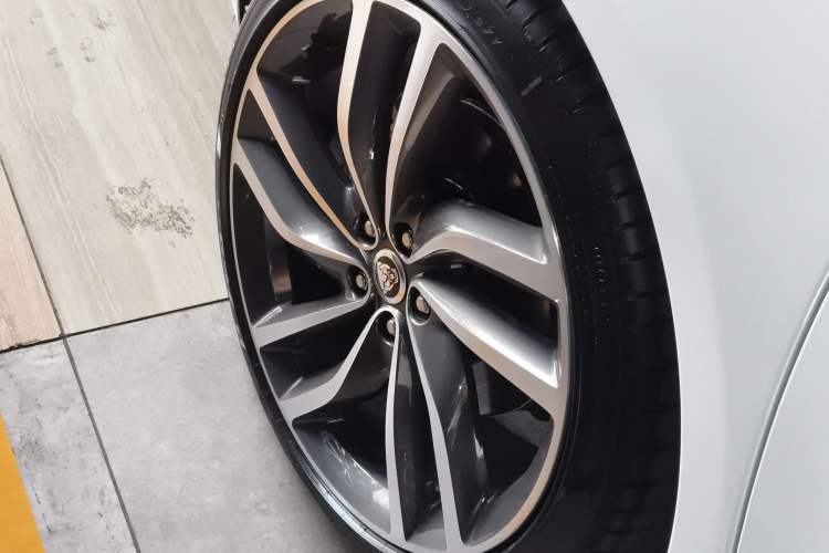 Used Jaguar XFL 2024 2.0T P300 Four-Wheel Drive Flagship Sport Gold Edition Exterior 2