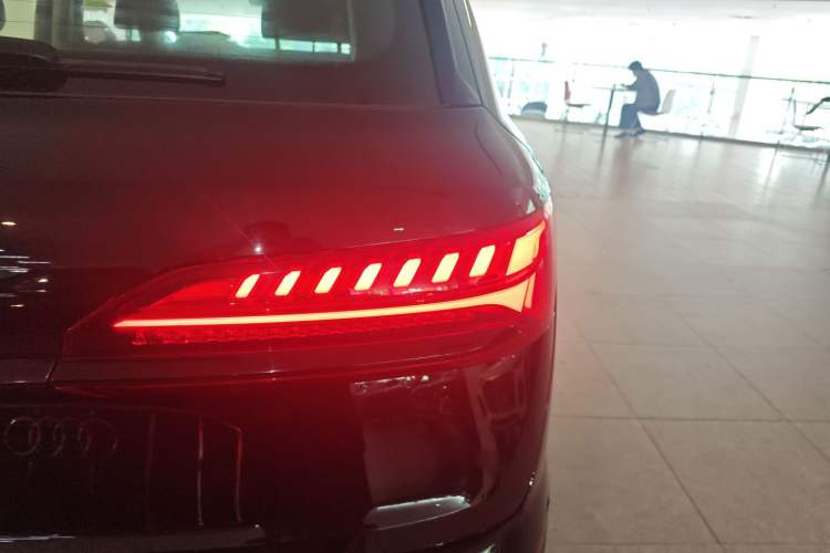 Used Audi Q7 2024 45 TFSI quattro S line Black Warrior Edition
