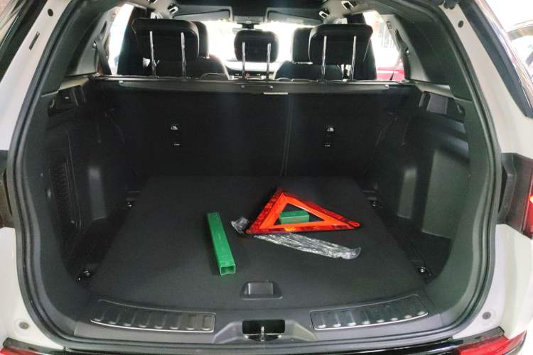 Used Land Rover Discovery Sport 2020 249 PS R-Dynamic Performance Edition Trunk