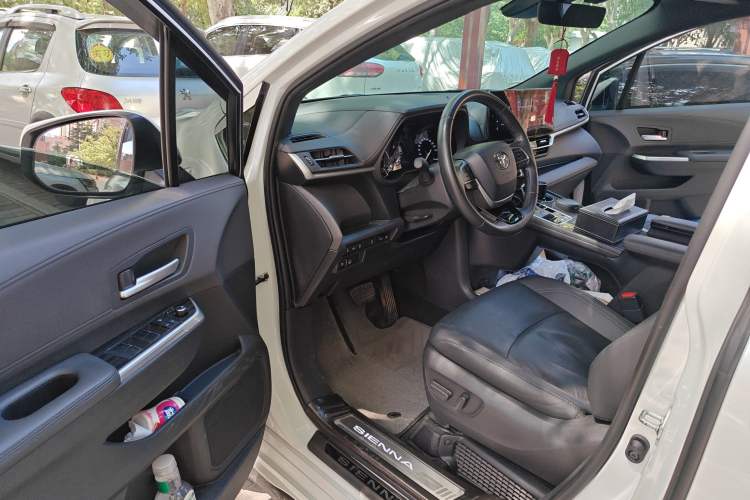 Used Toyota Sienna 2023 2.5L Hybrid Deluxe Edition