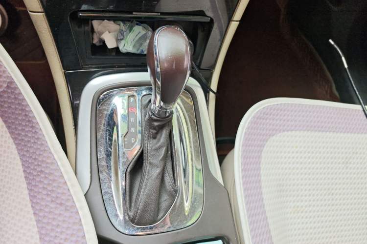 Used Buick Regal 2014 2.0L Leading Fashion Edition Gear Lever