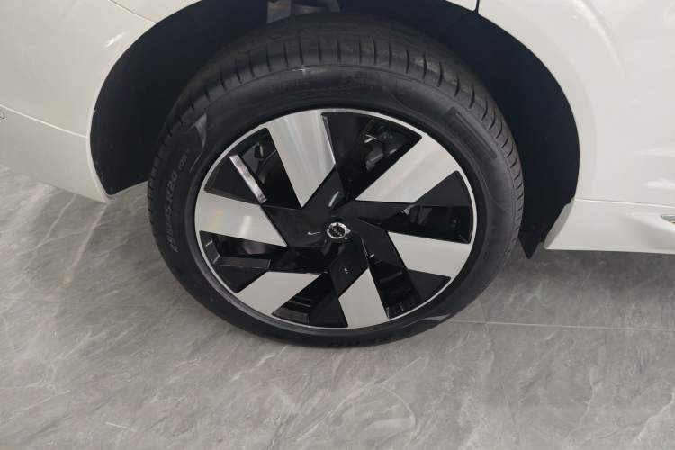 Used Volvo XC60 New Energy 2025 Plug-in Hybrid Long-Range All-Wheel Drive Smart & Luxurious Edition Right Rear Wheel Hub