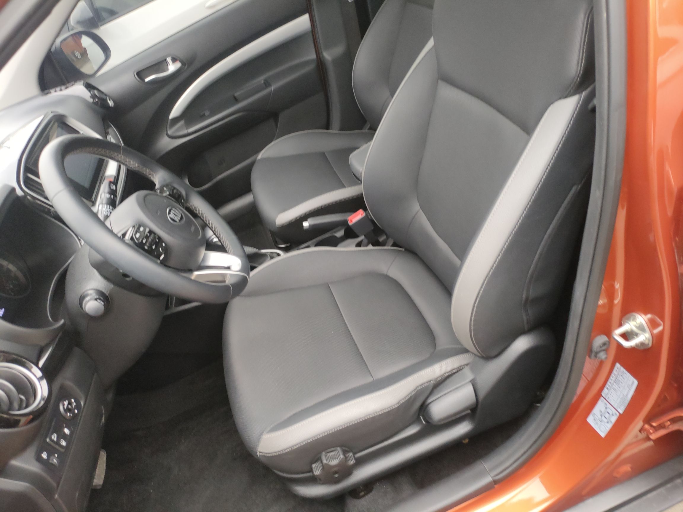 المقاعد الأمامية داخل السيارة