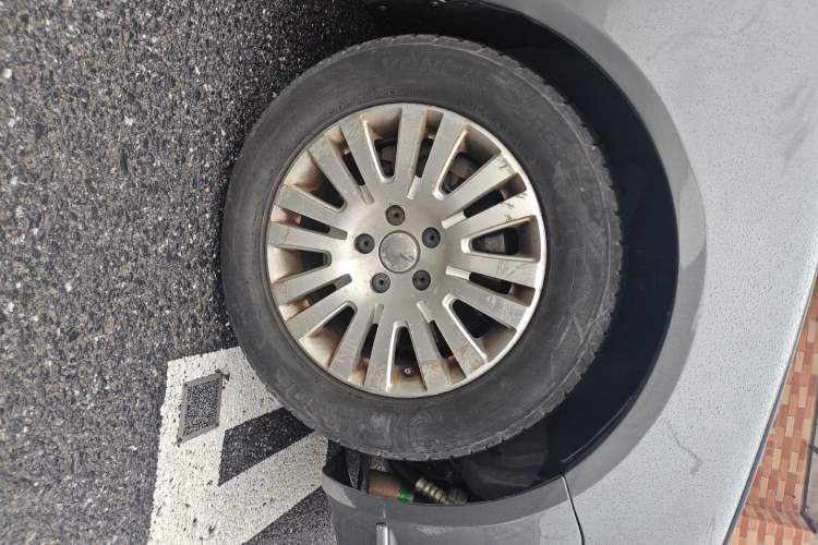 Used Volkswagen Passat 2009 2.8L V6 Automatic Supreme Edition Right Front Wheel Hub