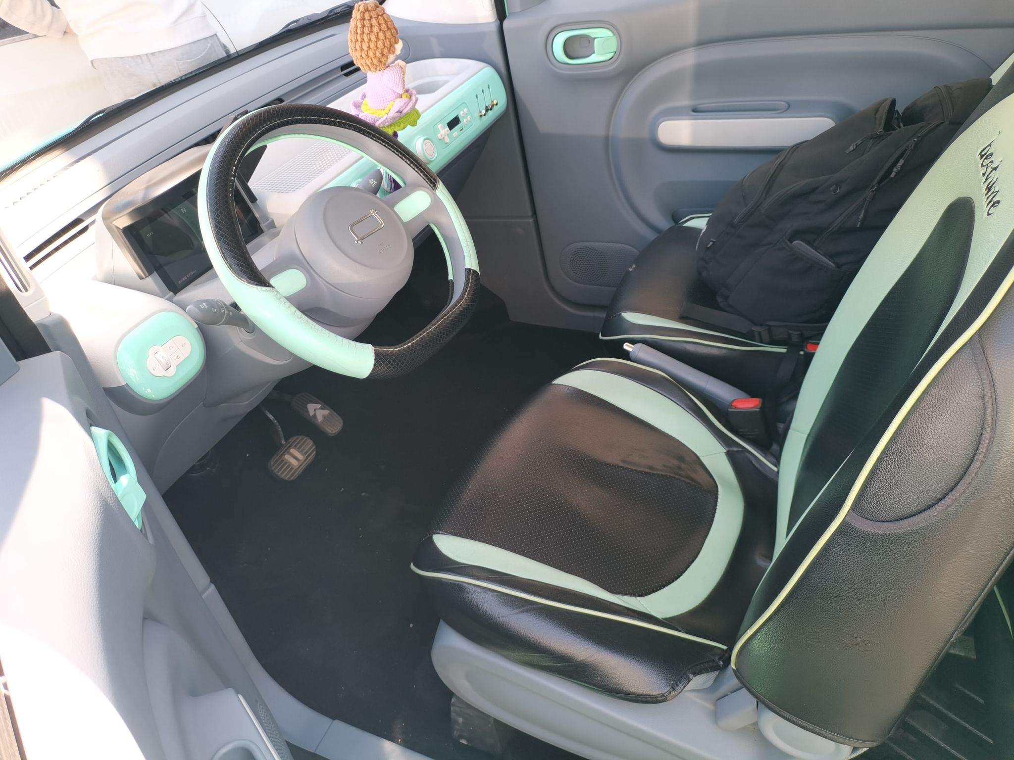 المقاعد الأمامية داخل السيارة