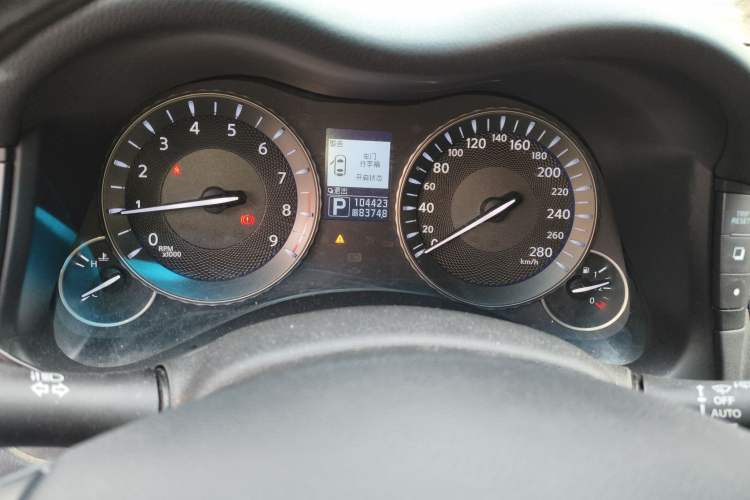 Used Infiniti Q70 2013 Q70L 2.5L Elegance Edition Odometer Close Up