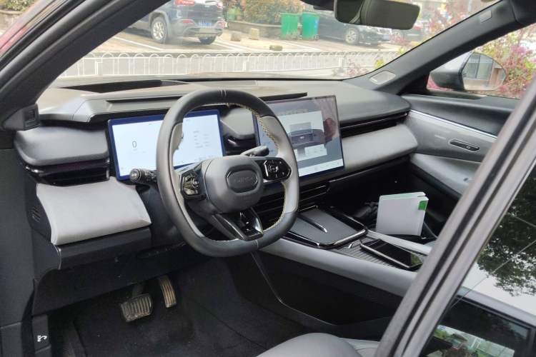 Used Lynk & Co 08 EM-P 2023 120km Long-Range Halo Center Console