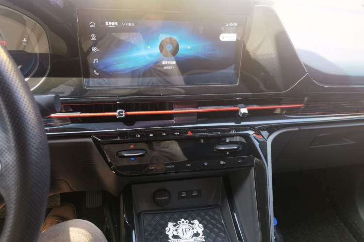 Used Baojun RC-6 2019 1.5T Manual 24-Hour Online Luxury Version Audio And AC Panel