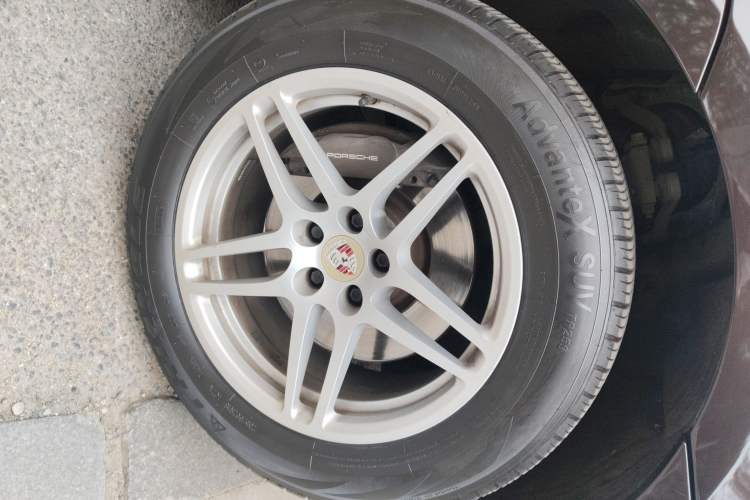 Used Porsche Macan 2017 Macan 2.0T Right Front Wheel Hub