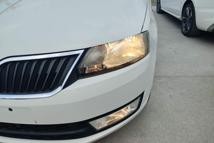 Used Skoda Rapid 2013 1.6L Manual Smart Selection Model