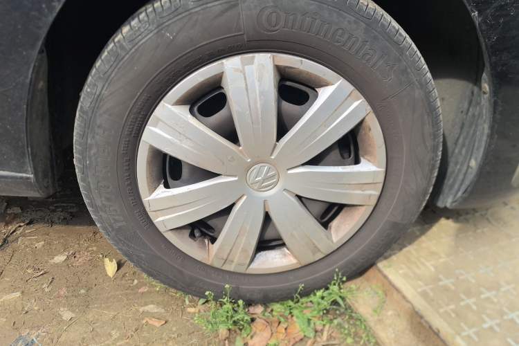 Used Volkswagen Jetta 2015 1.6L Automatic Fashion Model Right Front Wheel Hub