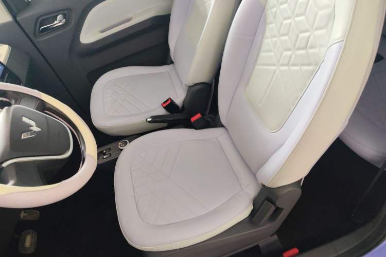 Used Wuling Hongguang MINIEV 2021 Macaron Sandwich Model 120 km Lithium NMC
