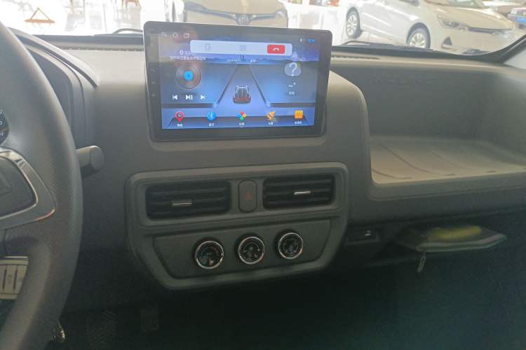 Used Wuling Yangguang 2024 300KM Comfort Version Passenger Van 75kW Audio And AC Panel