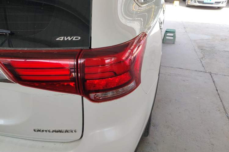 Used Mitsubishi Outlander 2019 2.4L 4x4 Zhi Xiang Edition 7 Seats China V Emission Standard
