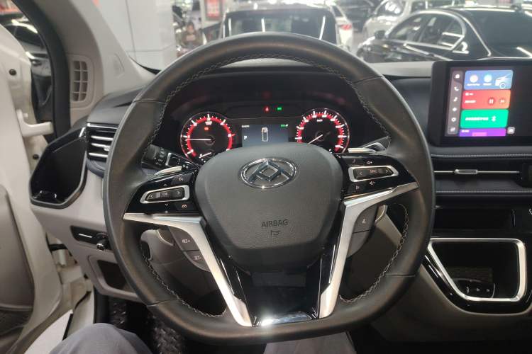 Used SAIC MAXUS Xintu V70 2023 2.0T Elite Edition Automatic Short Wheelbase Low Roof – 5/6 Seats