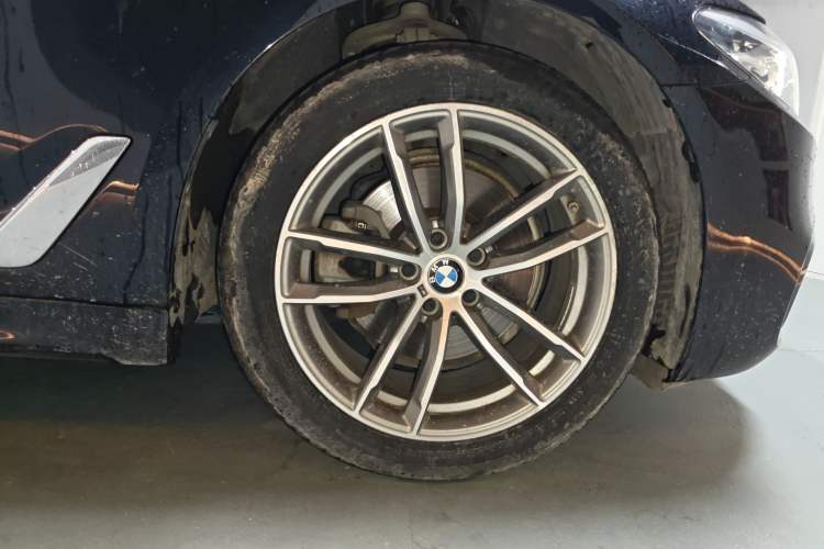Used BMW 5 Series 2020 525Li M Sport Package Right Front Wheel Hub