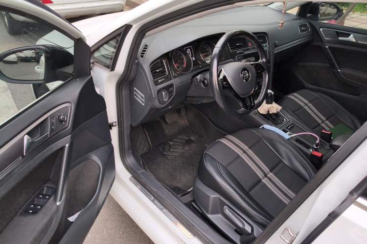 Used Volkswagen Golf 2017 1.6L Automatic Comfort Million-Vehicle Anniversary Edition
