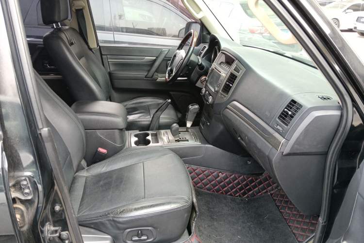 Used Mitsubishi Pajero 2016 3.0L Automatic Prestige Version China IV Standard