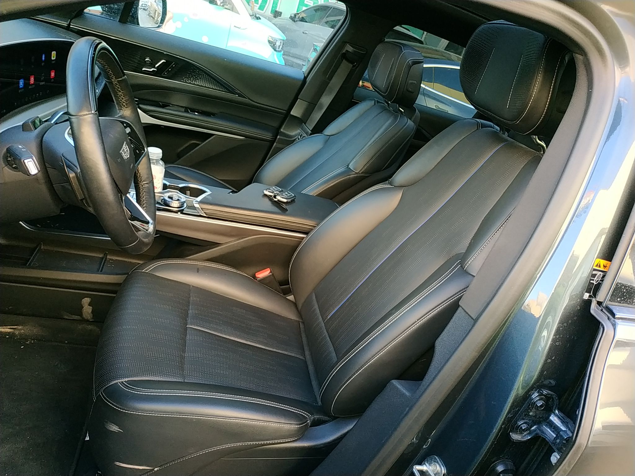 المقاعد الأمامية داخل السيارة