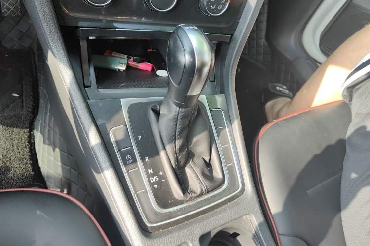 Used Volkswagen Golf 2018 230TSI Automatic Comfort Model Gear Lever