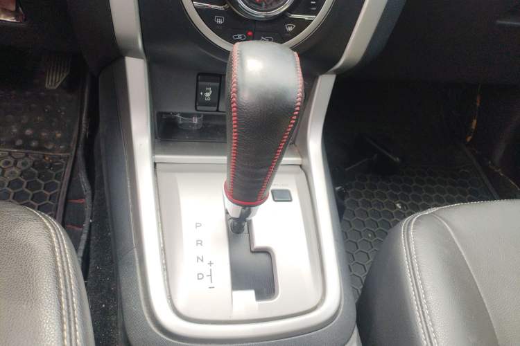 Used Isuzu mu-X 2015 2.5T Two-Wheel Drive Automatic Luxury Edition 7 Seats Gear Lever