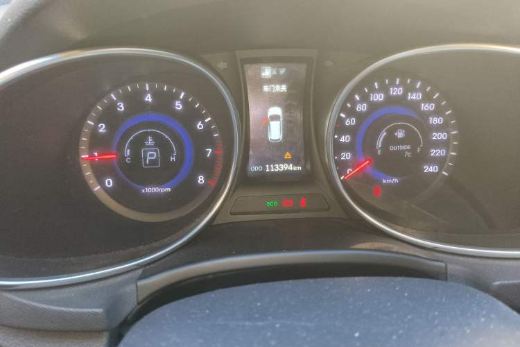 Used Hyundai Santa Fe 2013 2.4L Automatic 4x4 Smart Version Odometer Close Up