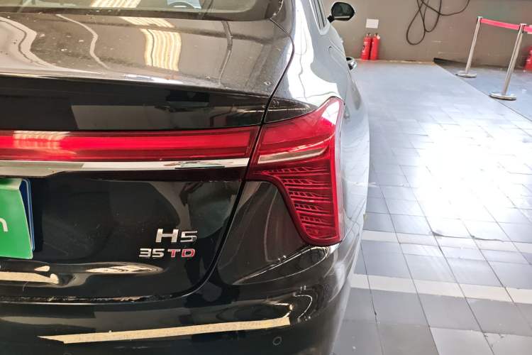 Used Hongqi H5 2024 1.5T DCT Smart Connect Flagship Edition Right Rear Taillight