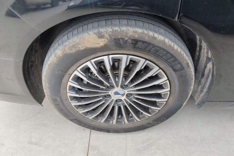 Used Denza D9 2022 DM-i 970 Four-Wheel Drive Flagship Model Right Rear Wheel Hub