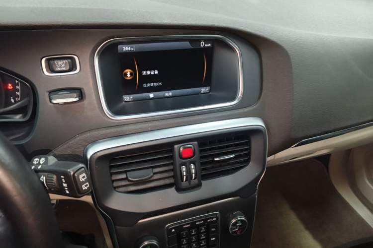 Used Volvo V40 2014 2.0T Zhiya Edition
