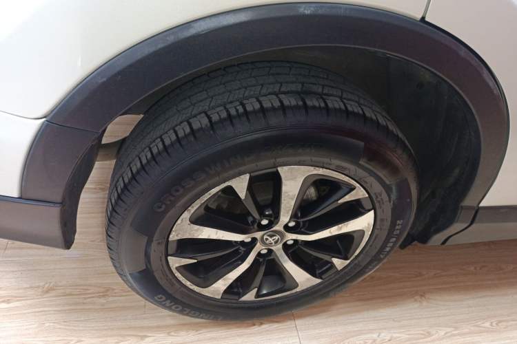 Used Toyota RAV4 2016 2.0L CVT Two-Wheel Drive Fashion Edition China V Standard Exterior 2