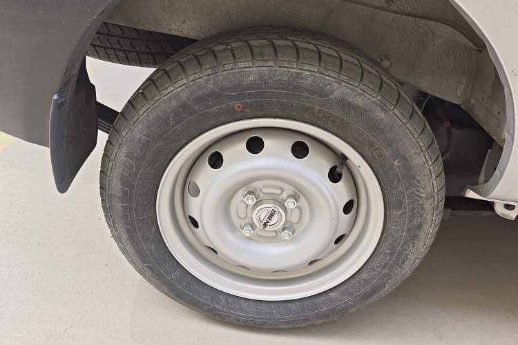 Used Jinbei Hiace X30 2023 1.5L Super-Comfortable Passenger Van 5/6/7-Seater Non-Air-Conditioned Version Model SWC15M Right Rear Wheel Hub