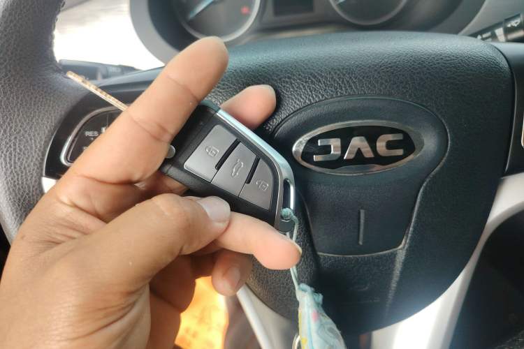 Used JAC Refine M3 2022 1.8L 7-seat Standard Edition
