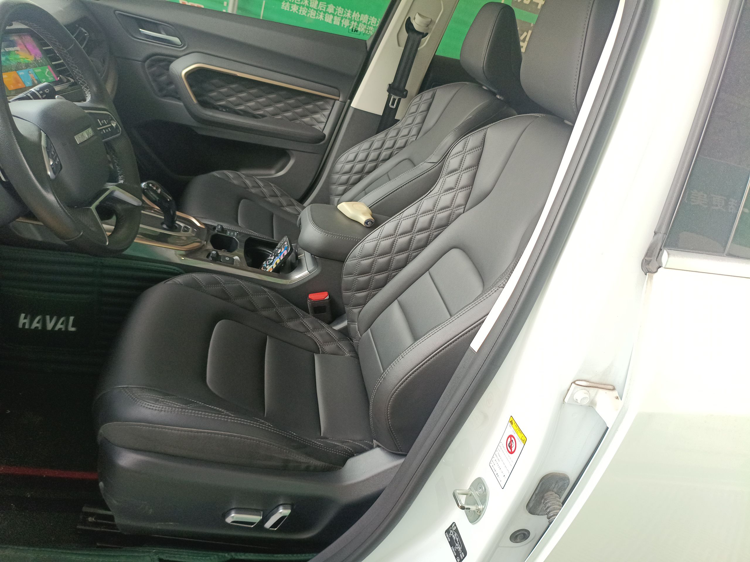 المقاعد الأمامية داخل السيارة